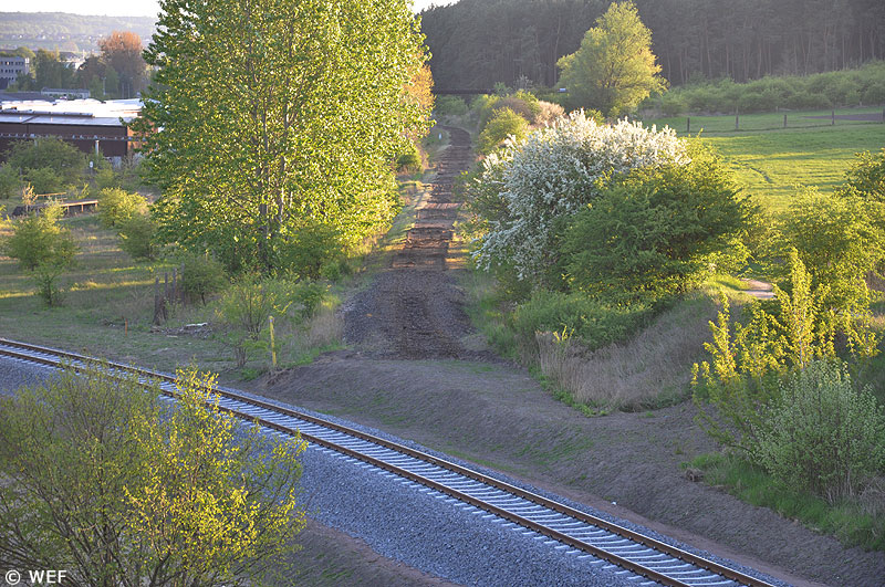 Im Vordergrund die neue Kurve, dahinter die bereits zurückgebaute alte Strecke von NB-Vorstadt