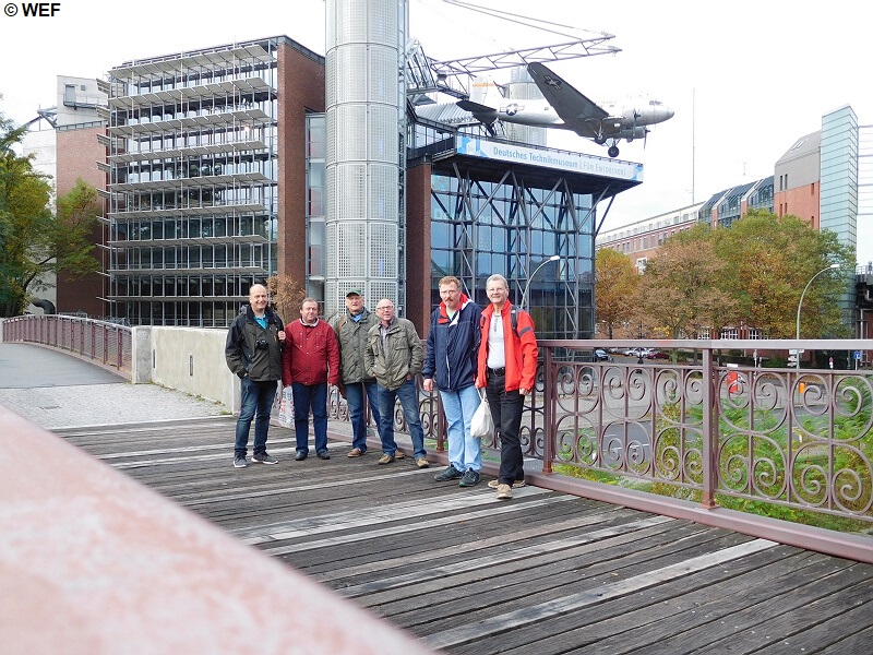 Gruppenfoto vor dem Technikmuseum