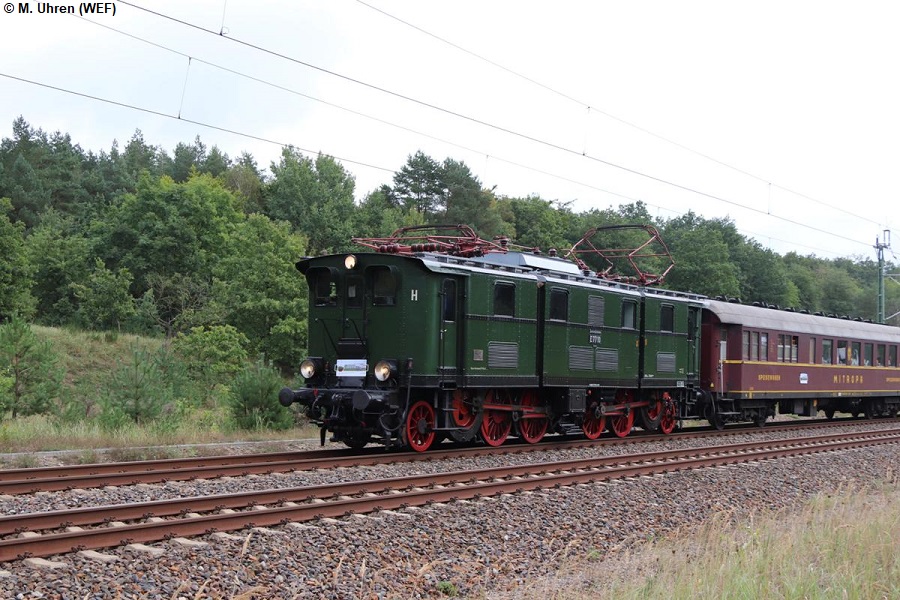 Sonderzug mit E77 10 und 112 565 nach Möllenhagen in Adamsdorf.