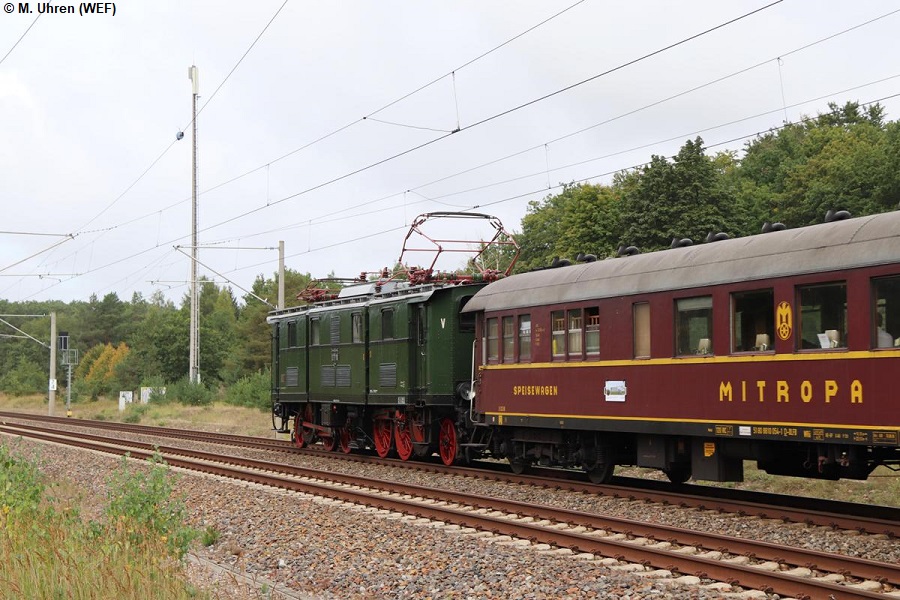 Sonderzug mit E77 10 und 112 565 nach Möllenhagen in Adamsdorf.