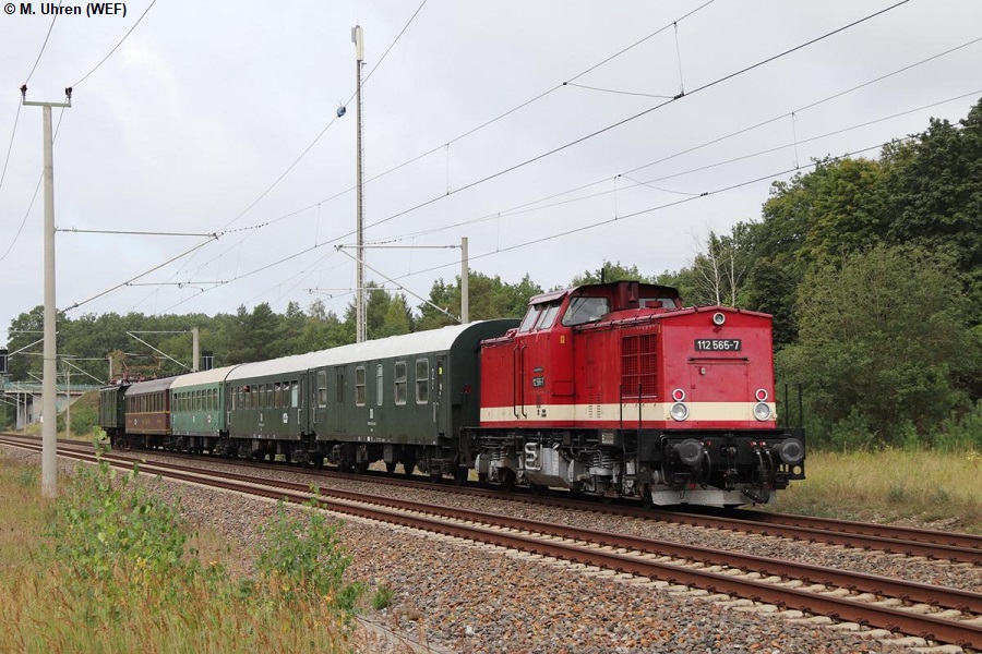 Sonderzug mit E77 10 und 112 565 nach Möllenhagen in Adamsdorf.