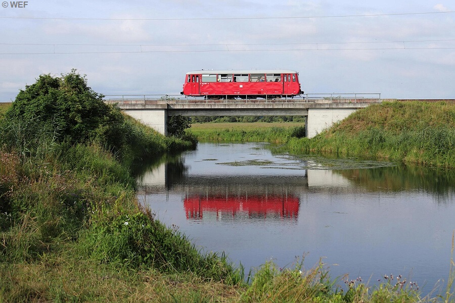 Triebwagen auf der Tollensebrücke bei Neddemin