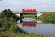 Triebwagen auf der Tollensebrücke bei Neddemin